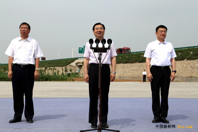 圖為陜西省省長胡和平（圖中）下達(dá)合銅、吳華高速項(xiàng)目開工令