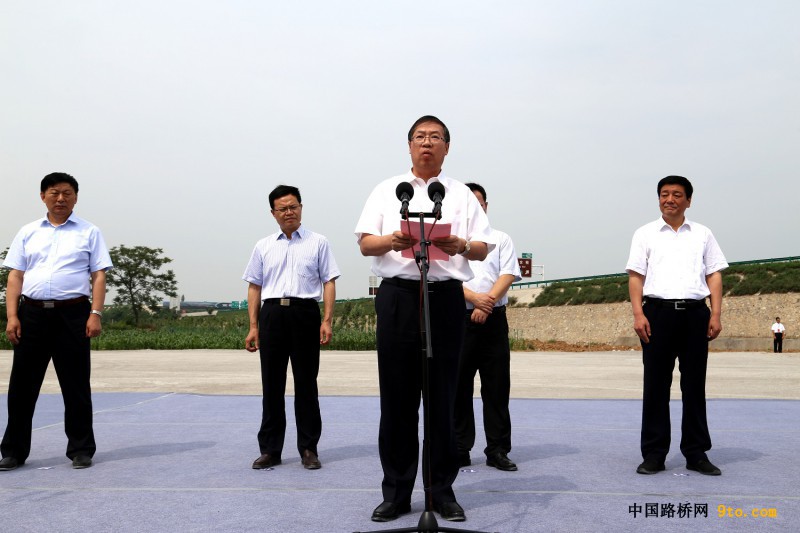 圖為中國鐵建總裁莊尚標(biāo)在合銅、吳華高速公路項(xiàng)目開工儀式發(fā)表重要講話